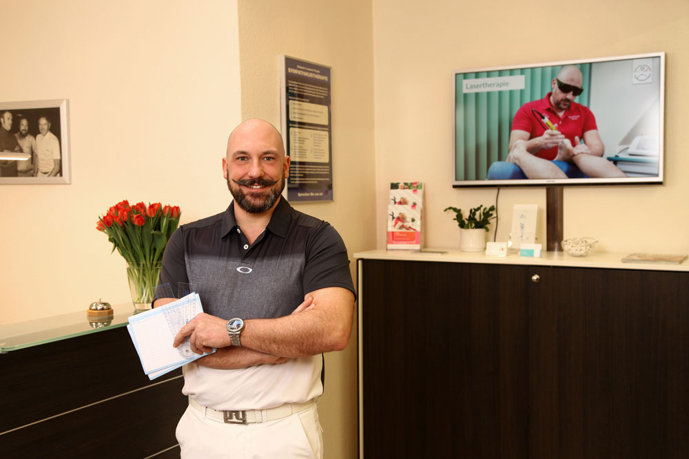 Mario Olbrich in seiner Praxis für Physiotherapie in Göttingen